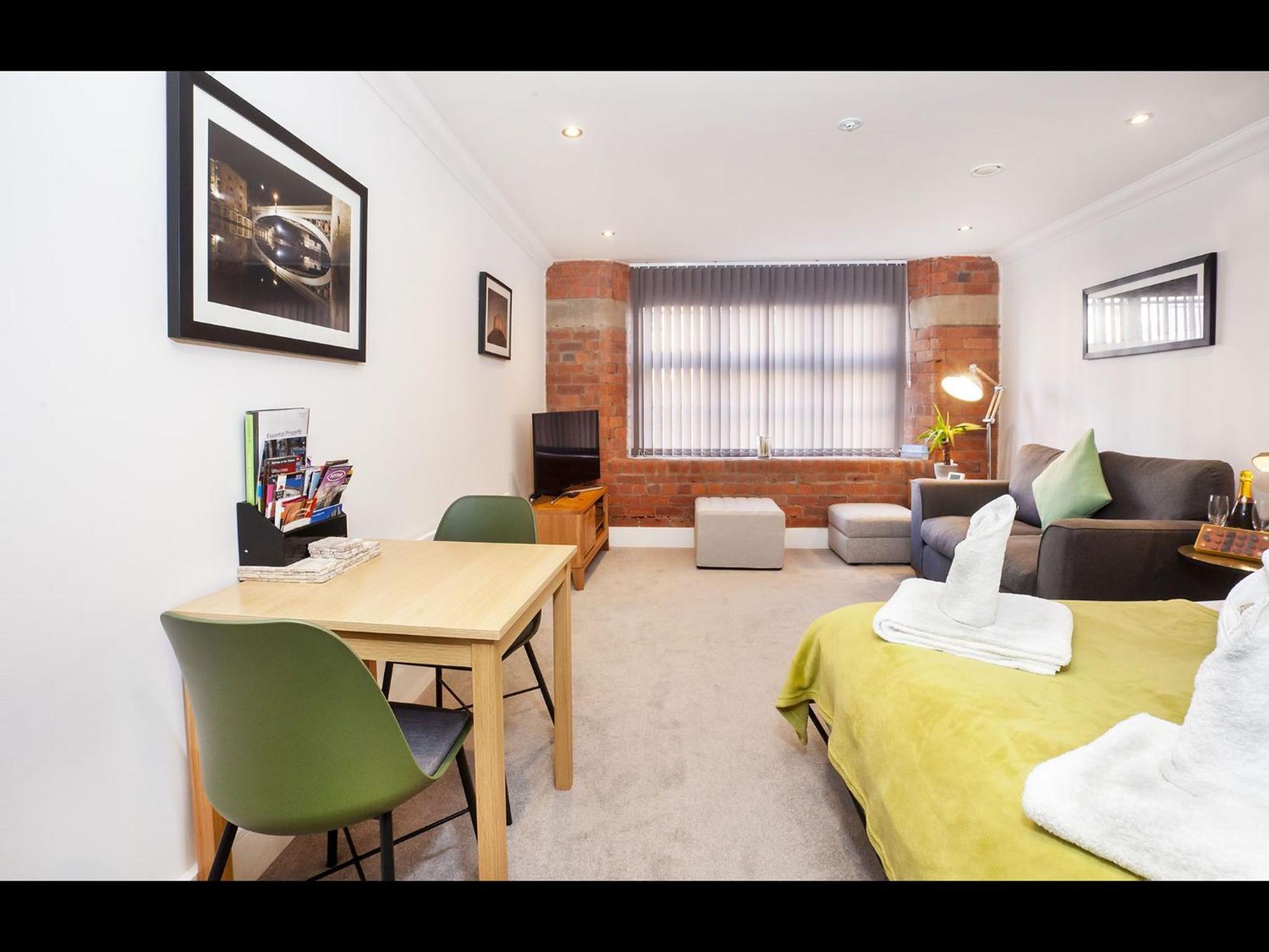 58 Cocoa Suites York Extérieur photo