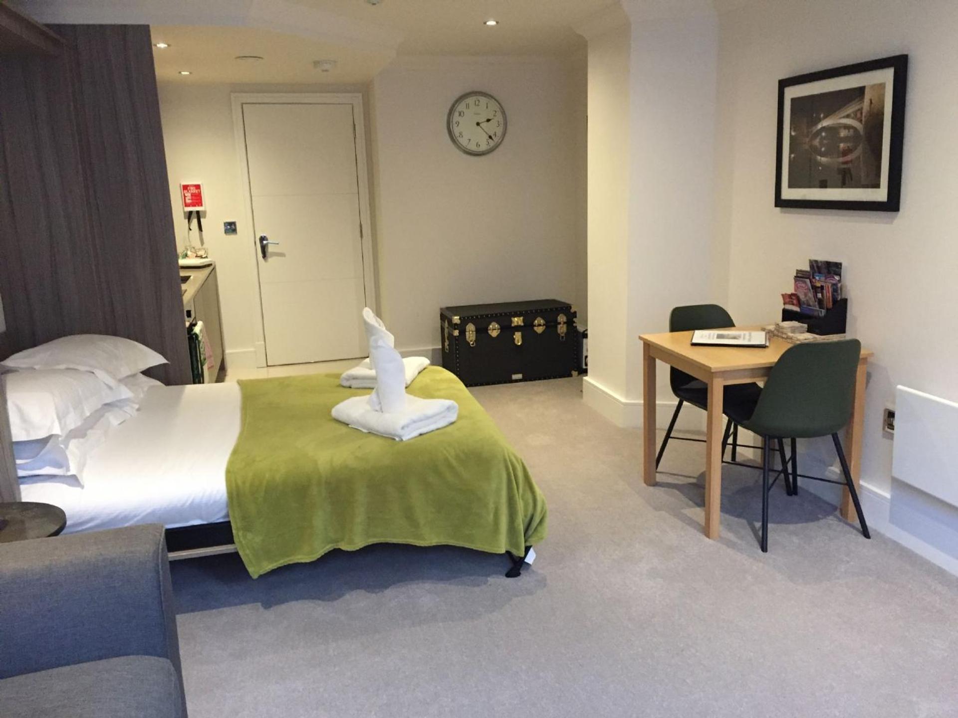 58 Cocoa Suites York Extérieur photo